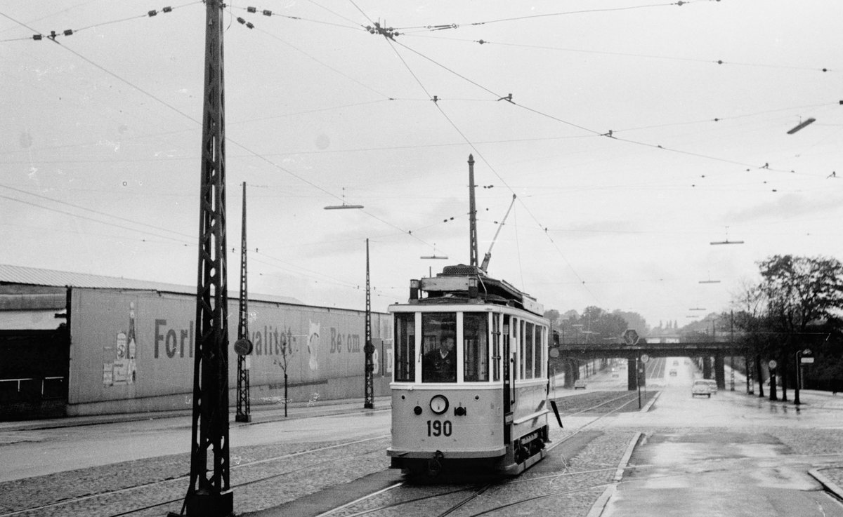 København / Kopenhagen Københavns Sporveje (KS): Museumstriebwagen 190 als Arbeitswagen (in  Schleppdienst ). Seine Aufgabe war, einen DÜWAG-GT6 (809) mit technischen Problemen abzuholen und zum Straßenbahnbetriebshof Svanemøllen zu schleppen. Ort und Zeit: Østerbro, Lyngbyvej / Hans Knudsens Plads an einem Sonntag im September 1968. - Der Tw 190 aus der Serie 150-198, die 1902-1903 an De kjøbenhavnske Sporveje geliefert wurde, befindet sich heute in der Sammlung des Dänischen Straßenbahnmuseums (Sporvejsmuseet Skjoldenæsholm). - Scan von einem S/W-Negativ. Film: Ilford FP3.