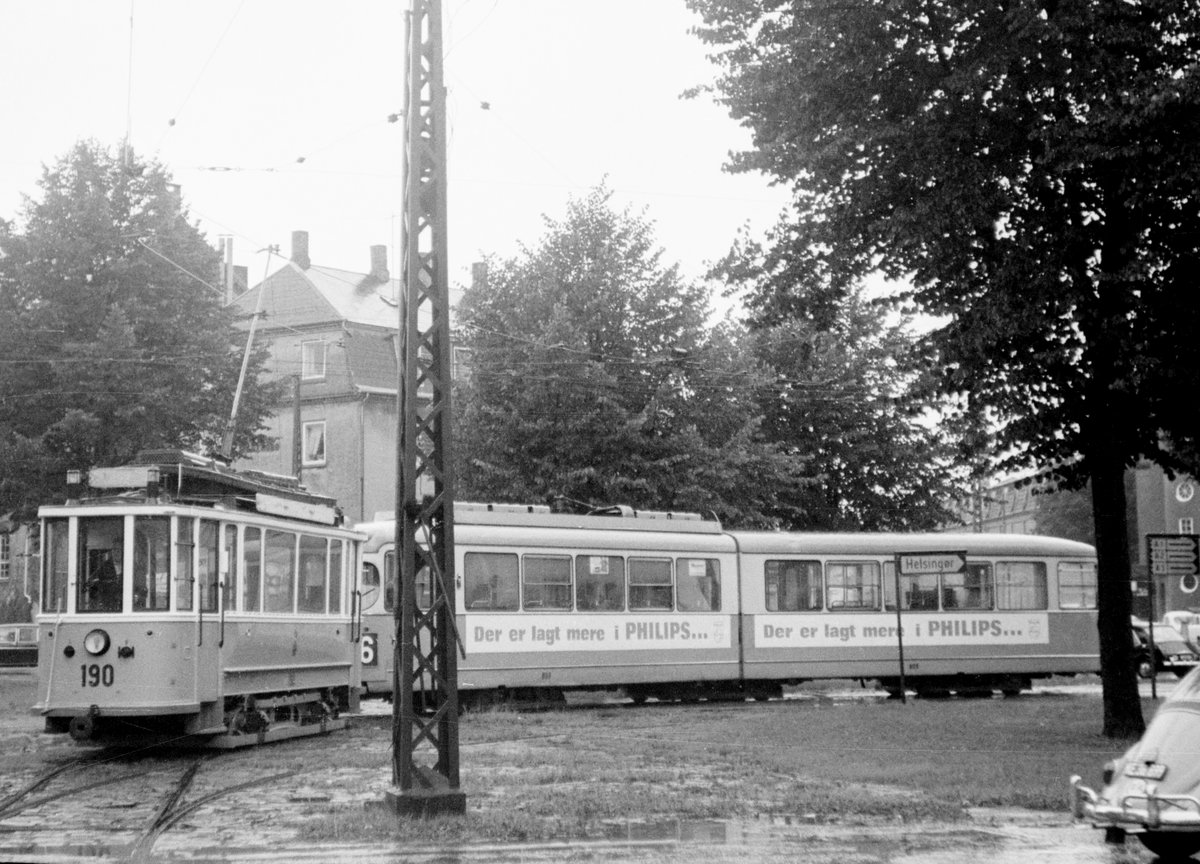København / Kopenhagen Københavns Sporveje (KS): Der damals schon mehr als 60jährige Tw 190 schleppt an einem regnerischen Sonntag im September 1968 den DÜWAG-GT6 809, der irgendwelche technische Probleme hatte, zum Straßenbahnbetriebsbahnhof Svanemøllen. Aufnahmeort: Østerbro, Vibenhus Runddel (Jagtvej / Lyngbyvej / Aldersrogade / Nørre Allé / Øster Allé). - Der Tw 190 war damals schon Museumstriebwagen, wurde aber auch als Arbeitswagen verwendet. Er befindet sich heute in der Sammlung des Dänischen Straßenbahnmuseums (Sporvejsmuseet Skjoldenæsholm). - Scan von einem S/W-Negativ. Film: Ilford FP3.