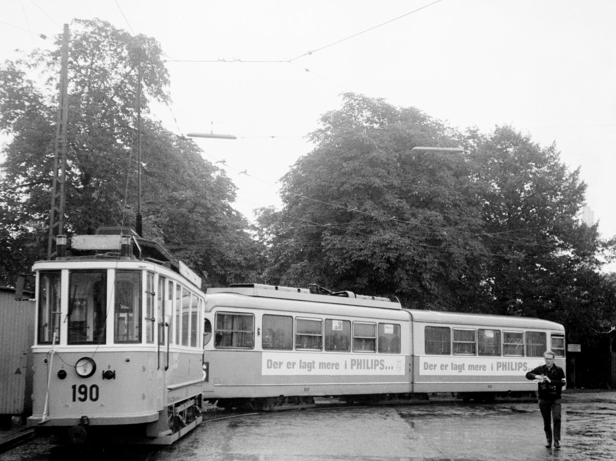København / Kopenhagen Københavns Sporveje (KS): Fast am Ziel! Der Tw 190 hält an einem Sonntag im September 1968 mit dem DÜWAG-GT6 809 in der Straße Ved Sporsløjfen (: An der Gleisschleife - so heißt die Straße noch!) vor dem Straßenbahnbetriebsbahnhof Svanemøllen. - Der GT6 hatte irgendwelche technische Probleme gehabt, weshalb er am Hans Knudsens Plads abgeholt werden musste. Das Betriebshofspersonal hatte dann den Museumstriebwagen als  Rettungswagen  abgeschickt. - Der Tw 190 befindet sich jetzt in der Sammlung des Dänischen Straßenbahnmuseums (Sporvejsmuseet Skjoldenæsholm), während der GT6 809 später nach Alexandria in Ägypten verschifft wurde. - Scan von einem S/W-Negativ. Film: Ilford FP3.