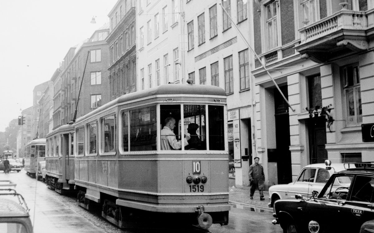 København / Kopenhagen Københavns Sporveje (KS) SL 10 (Bw 1519 + ein Tw der Serie 501-618) Stadtzentrum, Dronningens Tværgade im September 1968. - Scan von einem S/W-Negativ. Film: Ilford FP3.