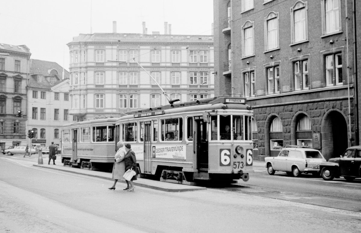 København / Kopenhagen Københavns Sporveje (KS) SL 6 (Tw 573 + Bw 15xx) Stadtzentrum, Grønningen im September 1968. - Scan von einem S/W-Negativ. Film: Ilford FP3.