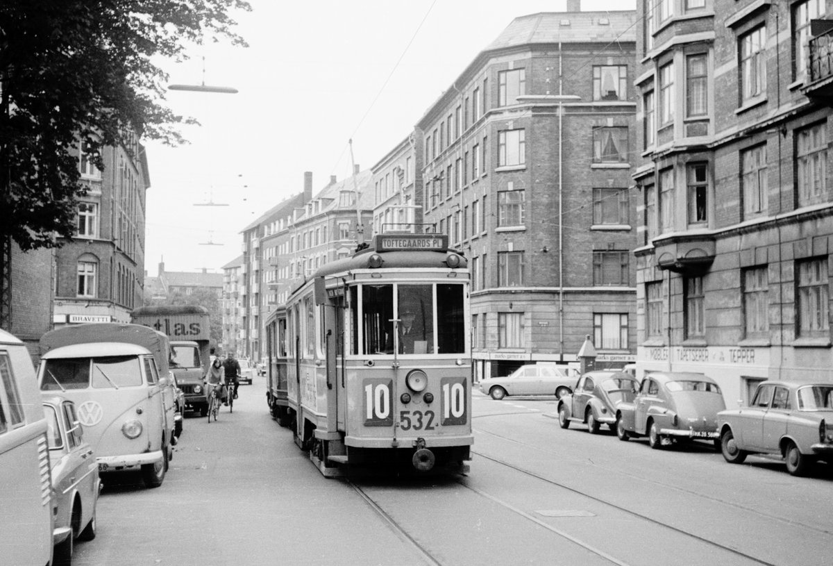 København / Kopenhagen Københavns Sporveje (KS) SL 10 (Tw 532 + Bw 15xx) Nørrebro, Mimersgade (zwischen Baldersgade und Ægirsgade) im September 1968. - Der Zug hatte kurz vorher den Straßenbahnbetriebsbahnhof Nørrebro verlassen und fuhr auf der Betriebsstrecke, die durch die Mimersgade und Ægirsgade bis an die Ecke Mimersgade / Tagensvej führte. Die in den Betriebshof einrückenden Züge benutzten das Gleis, das rechts (hinter dem Feuermelder) in die Baldersgade führte; dann mussten die Züge eine kurze Strecke rückwärts durch die Mimersgade fahren, um in den Betriebshof (heute: Nørrebrohallen) einfahren zu können - der Beiwagenschafftner stand während dieser Fahrt am Ende des Beiwagens, dh. vorne im einrückenden Zug, und signalisierte mit der Beiwagenklingel. - Balder (Baldr) war in der Nordischen Mythologie der Sohn der Göttin Frigg und des Gottes Odin. Mimer (Mimir) war in der Nordischen Mythologie ein sehr kluger Gott; vielleicht stammte er ursprünglich aus dem Geschlecht der Riesen. - Scan von einem S/W-Negativ. Film: Ilford FP3.