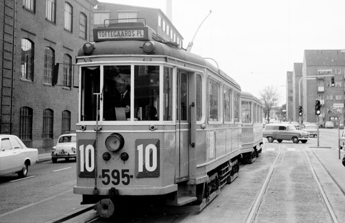 København / Kopenhagen Københavns Sporveje (KS) SL 10 (Tw 595 + Bw 15xx) Nørrebro, Tagensvej / Rovsingsgade im September 1968. - Scan von einem S/W-Negativ. Film: Ilford FP3.