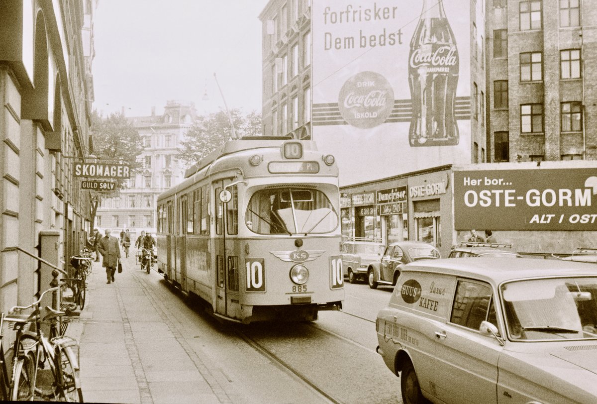 København / Kopenhagen Københavns Sporveje SL 10 (DÜWAG-GT6 885) Vesterbro, Abel Cathrines Gade im Oktober 1968. - Scan von einem S/W-Negativ. Film: Ilford HP4.
