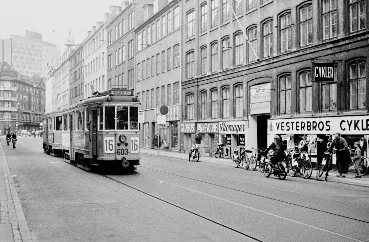 København / Kopenhagen Københavns Sporveje SL 10 (Tw 603 + Bw 15xx) Vesterbro, Gasværksvej im Oktober 1968. - Scan von einem S/W-Negativ. Film: Ilford HP4.