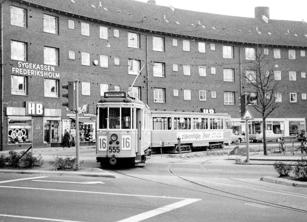 København / Kopenhagen Københavns Sporveje SL 16 (Tw 555 + Bw 15xx) København SV (: Südwest), Kongens Enghave, Mozarts Plads im Oktober 1968. - Scan von einem S/W-Negativ. Film: Ilford HP4.