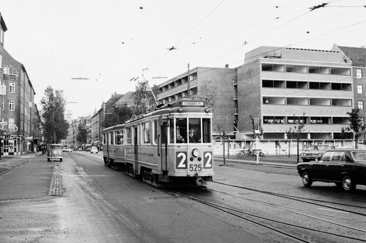 København / Kopenhagen Københavns Sporveje SL 2 (Tw 525 + Bw 15xx) Sundby, Amagerbrogade / Højdevangs Allé / Sundby remise (: Straßenbahnbetriebsbahnhof Sundby) im Oktober 1968. - Scan von einem S/W-Negativ. Film: Ilford HP4.