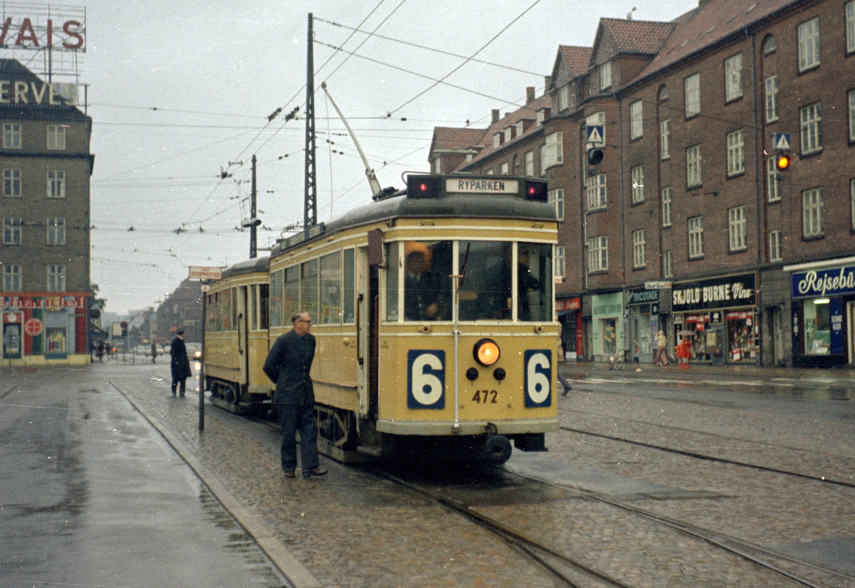 København / Kopenhagen Københavns Sporveje (KS) SL 6 (Tw 472 + Bw 1054) Østerbro, Lyngbyvej / Hans Knudsens Plads am 6. Oktober 1968. - Am Sonntag dem 6. Oktober 1968 gab es eine Fotosonderfahrt mit der fotografierten Garnitur auf der SL 6 für Mitglieder der Sporvejshistorisk Selskab (: der Dänischen Gesellschaft für Straßenbahngeschichte. - Die beiden Wagentypen waren nicht mehr im Planbetrieb. Sowohl den Tw 472 als auch den Bw 1054 hatte die KS als Museumswagen behalten, während man schon angefangen hatte, die übrigen Trieb- und Beiwagen dieser Bauarten (447 - 490; 1001 - 1065) zu verschrotten. Die Sporvejshistorisk Selskab übernahm den Tw 470 und den Bw 1065 als Museumswagen; sowohl diese Wagen als auch 472 und 1054 befinden sich heute in der Sammlung des Dänischen Straßenbahnmuseums (Sporvejsmuseet Skjoldenæsholm). - Scan von einem Farbnegativ. Film: Kodak Kodacolor X.
