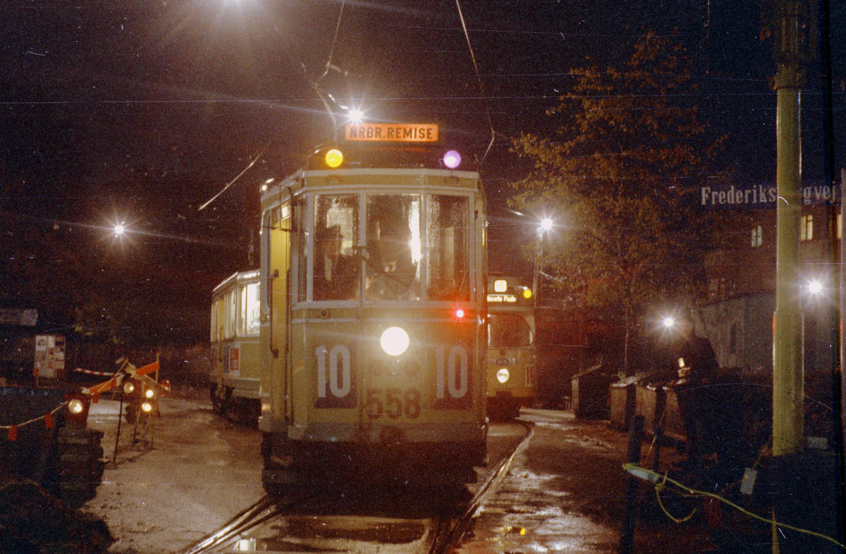 København / Kopenhagen Københavns Sporveje SL 10 (Tw 558) København NV, Emdrup, Frederiksborgvej / Emdrupvej am 7. Oktober 1968. - Scan eines Farbnegativs. Film: Kodak Kodacolor X.