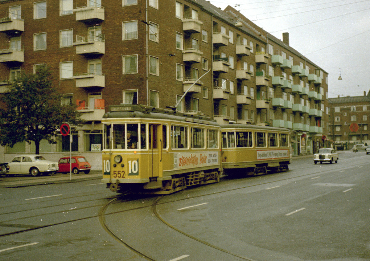 København / Kopenhagen Københavns Sporveje SL 10 (Tw 552 + Bw 1536) Valby, Toftegårds Allé / Toftegårds Plads am 11. Oktober 1968. - Scan eines Farbnegativs. Film: Kodak Kodacolor X.