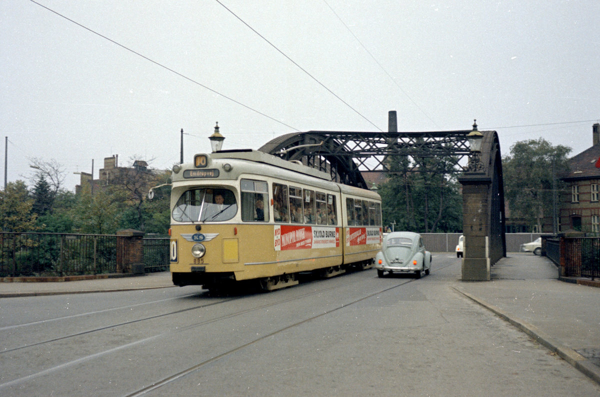 København / Kopenhagen Københavns Sporveje SL 10 (DÜWAG-GT6 885) København V, Vesterfælledvej am 12. Oktober 1968. - Scan eines Farbnegativs. Film: Kodak Kodacolor X.