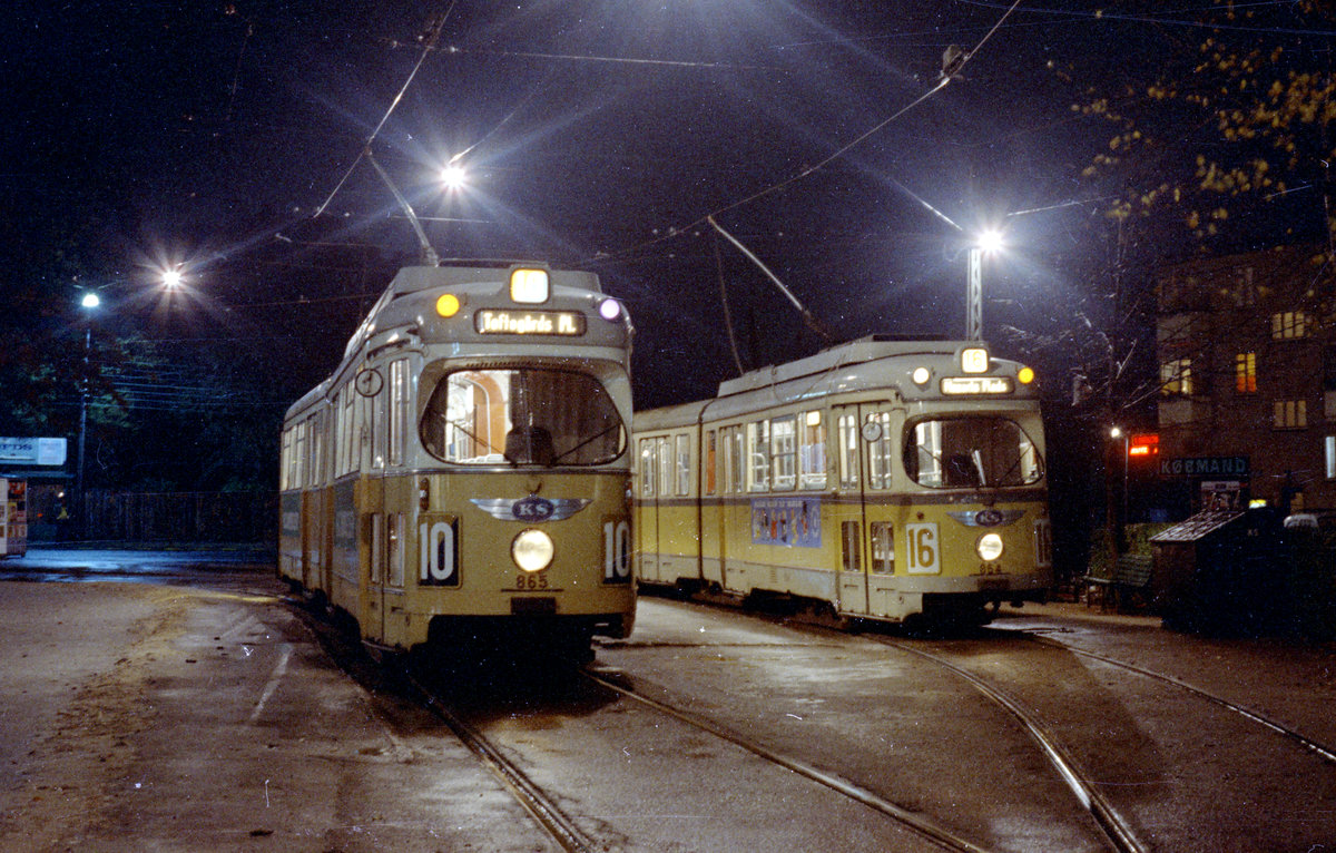 København / Kopenhagen Københavns Sporveje SL 10 (DÜWAG-GT6 865) / SL 16 (DÜWAG-GT6 854) København NV, Emdrup, Frederiksborgvej / Emdrupvej (Endstation der beiden Linien) am Abend des 12. Oktober 1968. Das Bild wurde wenige Stunden vor der Einstellung der SL 10 gemacht.