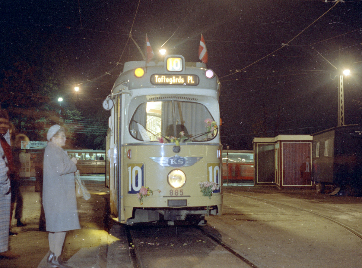 København / Kopenhagen Københavns Sporveje SL 10 (DÜWAG-GT6 885) København NV, Emdrup, Frederiksborg / Emdrupvej am Abend des 12. Oktober 1968. - Der GT6 885 hält in der Endstation Emdrupvej kurz vor seiner letzten Fahrt auf der SL 10 nach Valby (Toftegårds Plads). - Scan eines Farbnegativs. Film: Kodak Kodacolor X. 