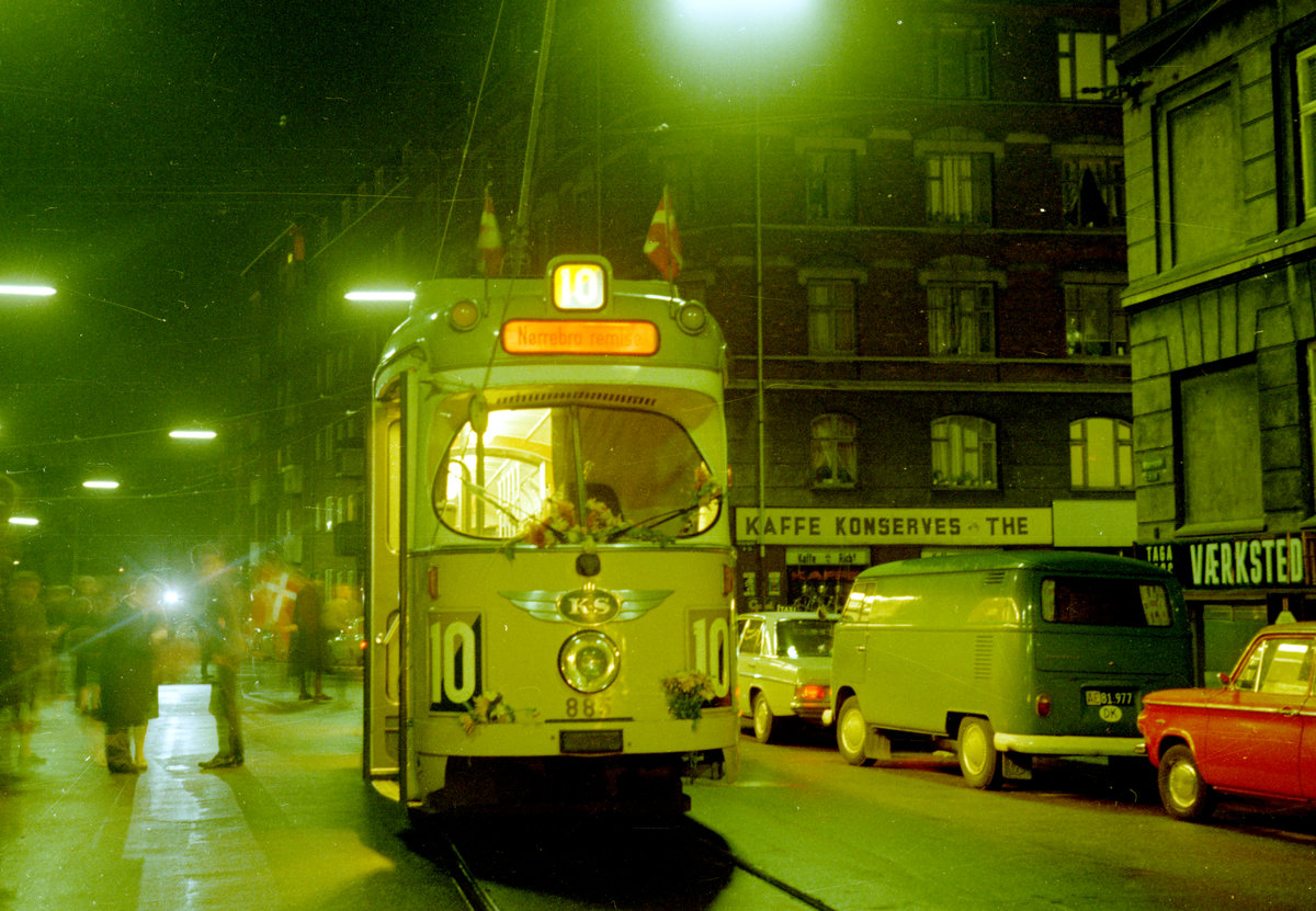 København / Kopenhagen Københavns Sporveje SL 10 (DÜWAG-GT6 885) København N, Nørrebro, Mimersgade am 13. Oktober 1968. - Zum Betriebsschluss in der Nacht zwischen Samstag dem 12. und Sonntag dem 13. Oktober 1968 wurde die Straßenbahnlinie 10 eingestellt. Nachdem der GT6 885 seine letzte Fahrt Emdrupvej - Toftegårds Plads - Emdrupvej zurückgelegt hatte, zog er in den Straßenbahnbetriebsbahnhof Nørrebro ein. Das Foto zeigt den GT6 beim Einzug; zwischen Baldersgade und der Hintereinfahrt des Betriebshofes musste er in der Mimersgade rückwärts fahren, um in die Wagenhalle einziehen zu können. - Scan eines Farbnegativs. Film: Kodak Kodacolor X.