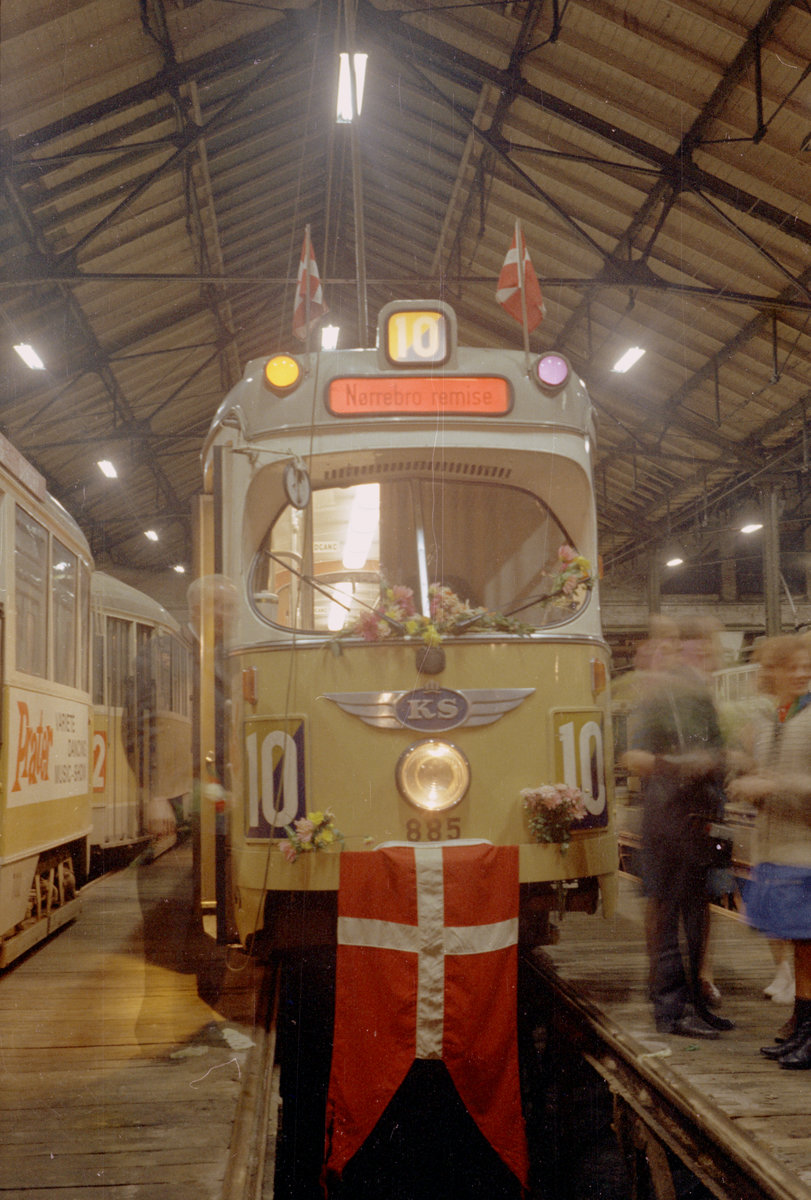 København / Kopenhagen Københavns Sporveje SL 10 (DÜWAG-GT6 885) København N, Nørrebro, Nørrebro Remise (: Straßenbahnbetriebsbahnhof Nørrebro) am 13. Oktober (d.h. in der Nacht um etwa 1 Uhr) 1968. - Der GT6 885 war der eine der beiden letzen Züge auf der SL 10; der andere war der GT6 830, der in den Straßenbahnbetriebsbahnhof Valby einzog. - Scan eines Farbnegativs. Film: Kodak Kodacolor X.