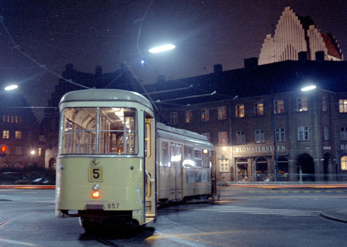 København / Kopenhagen Københavns Sporveje SL 5 (DÜWAG-GT6 857) København NV, Bispebjerg, Frederiksborgvej / Tagensvej / Bispebjerg Torv. - Wegen Gleisbauarbeiten am Frederikssundsvej (Frederikssundsvej / Borups Allé) im Stadtteil Bellahøj fuhren am Abend des 28. Oktober 1968 die Züge der SL 5 über den Frederiksborgvej (Strecke der SL 16) nach Bispebjerg (Rønningsvej). Die Gelenktriebwagen hatten in der Kurve Frederiksborgvej / Tagensvej einige Probleme mit ihren Stangenstromabnehmern. - Scan eines Farbnegativs. Film: Kodak Kodacolor X.