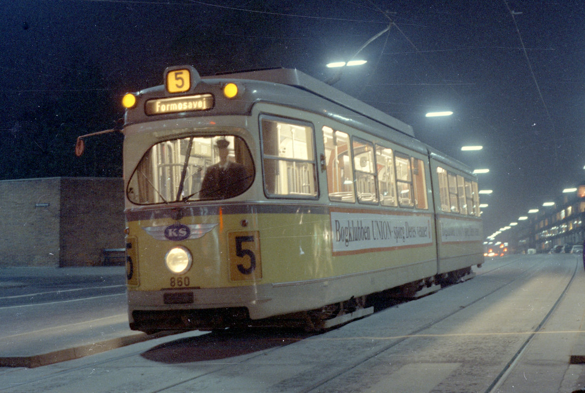København / Kopenhagen Københavns Sporveje SL 5 (DÜWAG-GT6 860) København NV, Bispebjerg, Frederiksborgvej / Tomsgårdsvej / Tuborgvej am Abend des 28. Oktober 1968. An diesem Abend fuhren die Züge der Linie 5 nach Bispebjerg statt nach Husum, weil es in der Straßenkreuzung  Frederikssundsvej / Borups Allé (im Stadtteil Bellahøj) Gleisbauarbeiten gab. Der Tw hat gerade die kurzzeitige Endstation Bispebjerg (Schleife Frederiksborgvej - Tagensvej - Rønningsvej) verlassen und fährt in Richtung Formosavej auf der Insel Amager. - Scan eines Farbnegativs. Film: Kodak Kodacolor X.