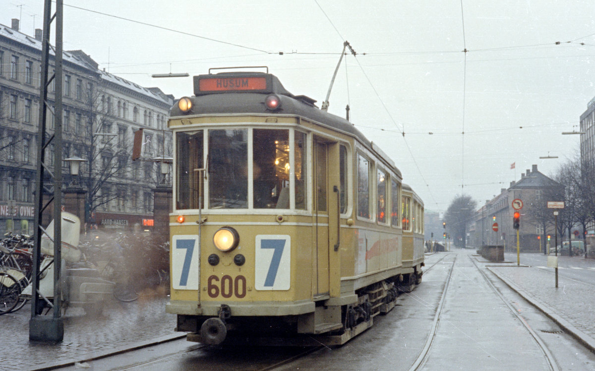 København / Kopenhagen Københavns Sporveje SL 7 (Tw 600 + Bw 15xx) København K, Nørre Voldgade / Frederiksborggade / Nørreport Station am 20. November 1968. - Scan eines Farbnegativs. Film: Kodak Kodacolor X.