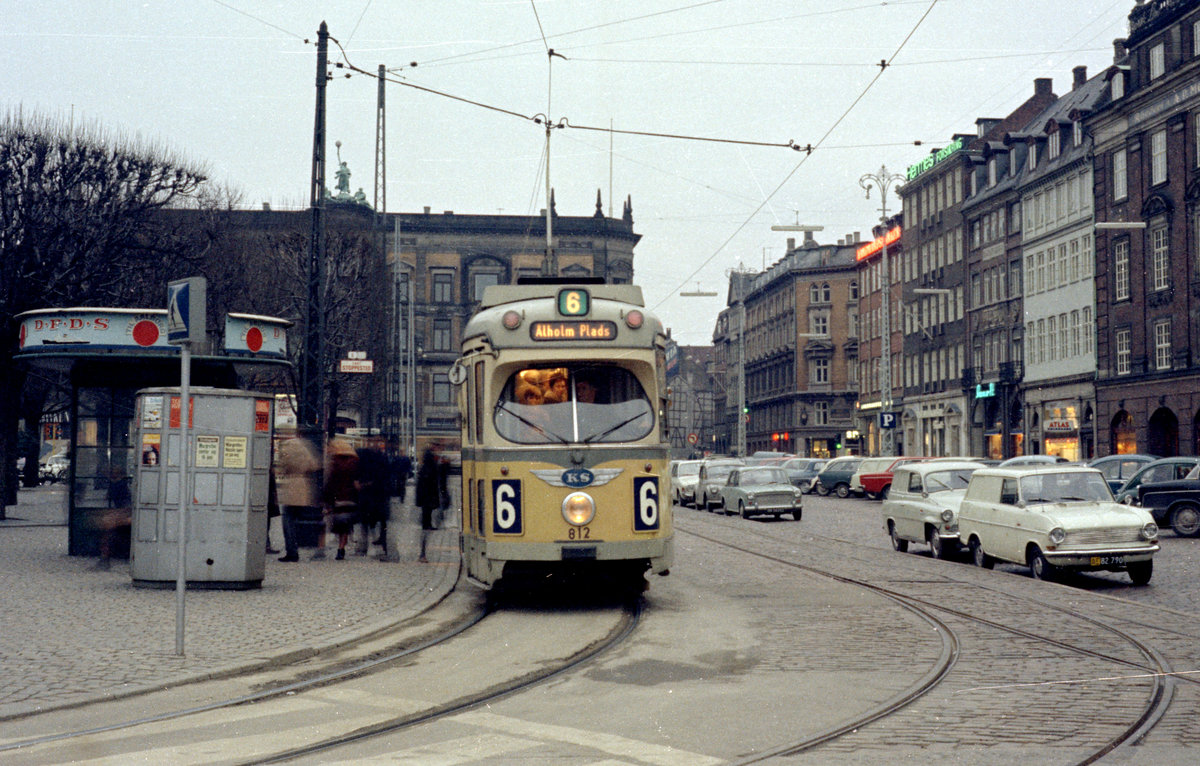 København / Kopenhagen Københavns Sporveje SL 6 (DÜWAG-GT6 812) København K, Frederiksstaden, Kongens Nytorv am 1. Dezember 1968. - Scan eines Farbnegativs. Film: Kodak Kodacolor X.