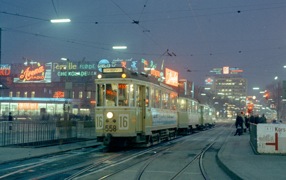 København / Kopenhagen Københavns Sporveje SL 16 (Tw 558 + Bw 15xx) København V, Rådhuspladsen (: Rathausplatz) im Dezember 1968. - Scan eines Farbnegativs. Film: Kodak Kodacolor X.