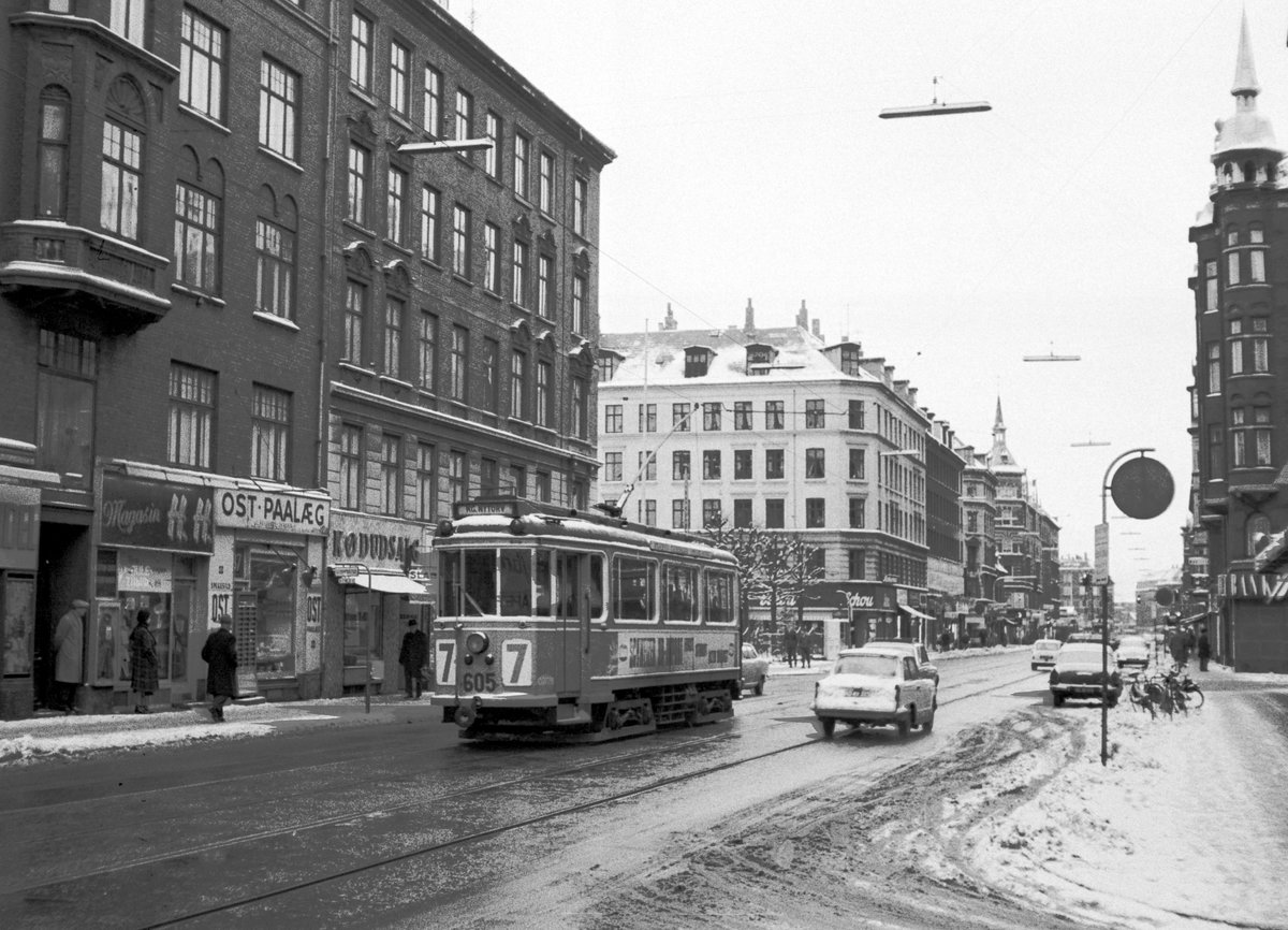 København / Kopenhagen Københavns Sporveje SL 7 (Tw 605) Nørrebro, Nørrebrogade / Allersgade am 1. Januar 1969. - Scan eines S/W-Negativs. Film: Ilford HP4.