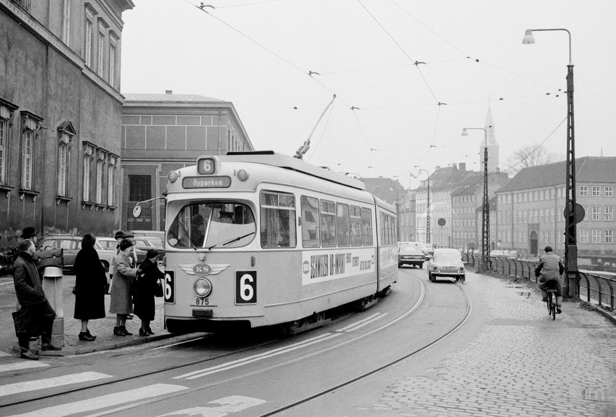 København / Kopenhagen Københavns Sporveje SL 6 (DÜWAG-GT6 875) København K, Slotsholmen, Vindebrogade / Højbro am 15. Januar 1969. - Scan eines S/W-Negativs. Film: Ilford HP4.