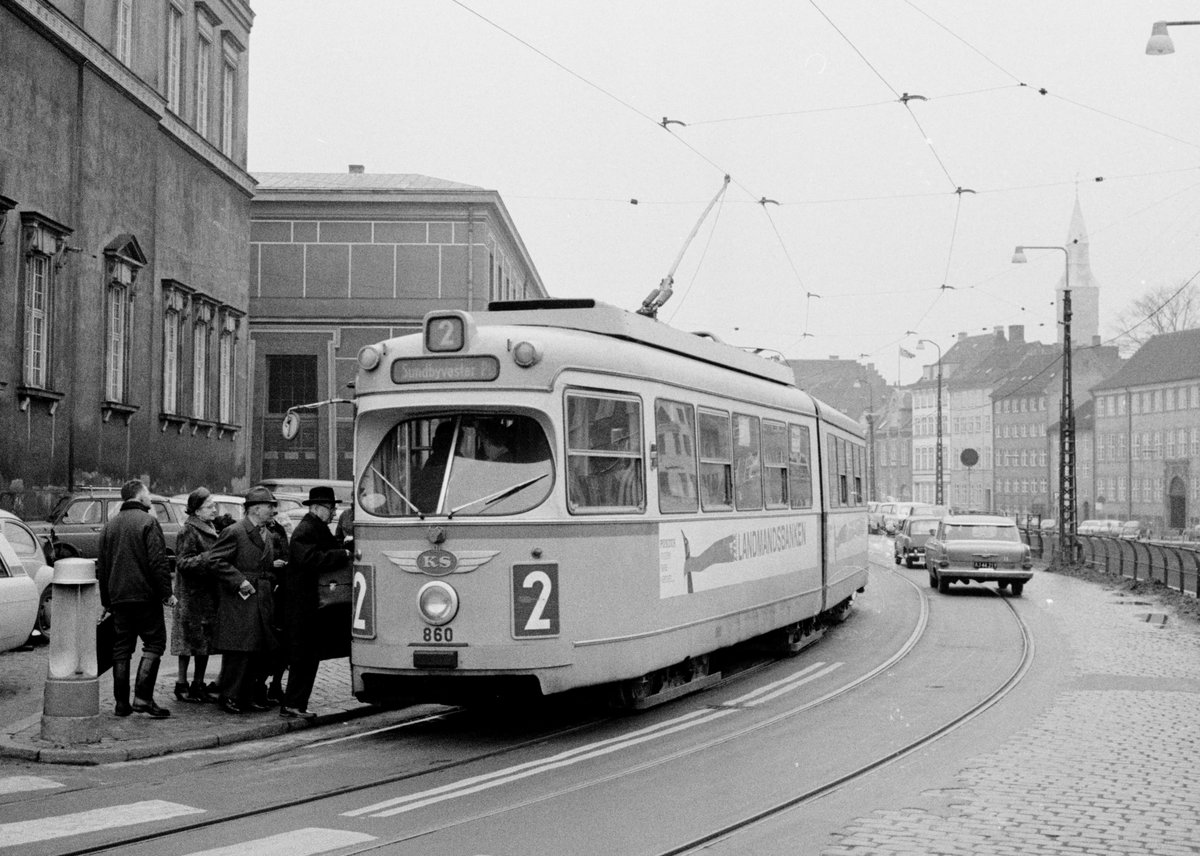 København / Kopenhagen Københavns Sporveje SL 2 (DÜWAG-GT6 860) København K, Slotsholmen, Vindebrogade / Højbro am 15. Januar 1969. - Scan eines S/W-Negativs. Film: Ilford HP4.