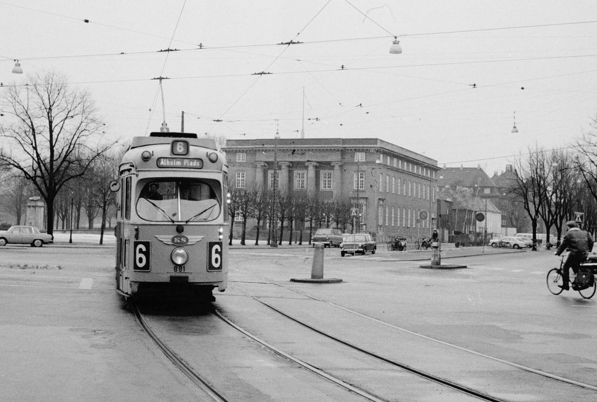 København / Kopenhagen Københavns Sporveje SL 6 (DÜWAG-GT6 881) Østerbro, Trianglen im Januar 1969. - Scan eines S/W-Negativs. Film: Ilford HP4.