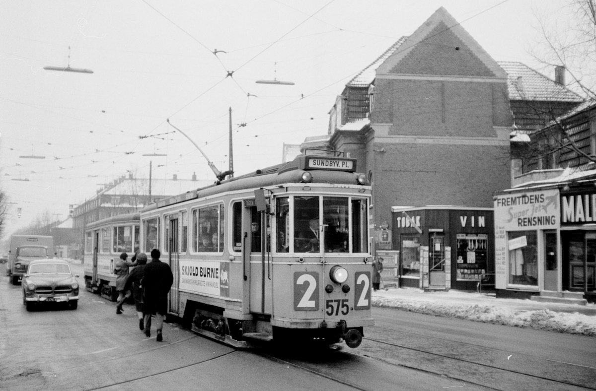 København / Kopenhagen Københavns Sporveje SL 2 (Tw 575 + Bw 15xx) København S, Sundbyøster, Amagerbrogade / Sundby Remise im Februar 1969. - Scan eines S/W-Negativs. Film: Agfa L ISS.