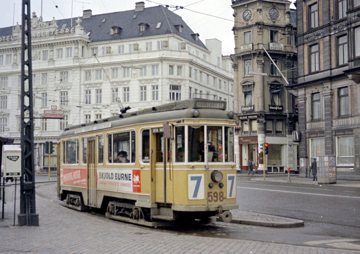 København / Kopenhagen Københavns Sporveje SL 7 (Tw 598) København K, Stadtzentrum, Kongens Nytorv am 2. Februar 1969. - Scan eines Farbnegativs. Film: Kodak Kodacolor X.