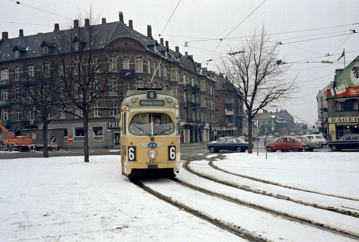 København / Kopenhagen Københavns Sporveje SL 6 (DÜWAG/Kiepe-GT6 807) København Ø, Østerbro, Vibenhus Runddel am 9. Februar 1969. - Scan eines Farbnegativs. Film: Kodak Kodacolor X.