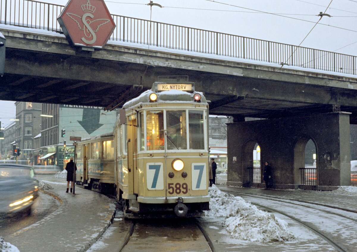 København / Kopenhagen Københavns Sporveje SL 7 (Tw 589 + Bw 15**) København N, Nørrebro, Nørrebrogade / Lundtoftegade / Mimersgade / Nørrebro Station am 12. Februar 1969. - Scan eines Farbnegativs. Film: Kodak Kodacolor X. 