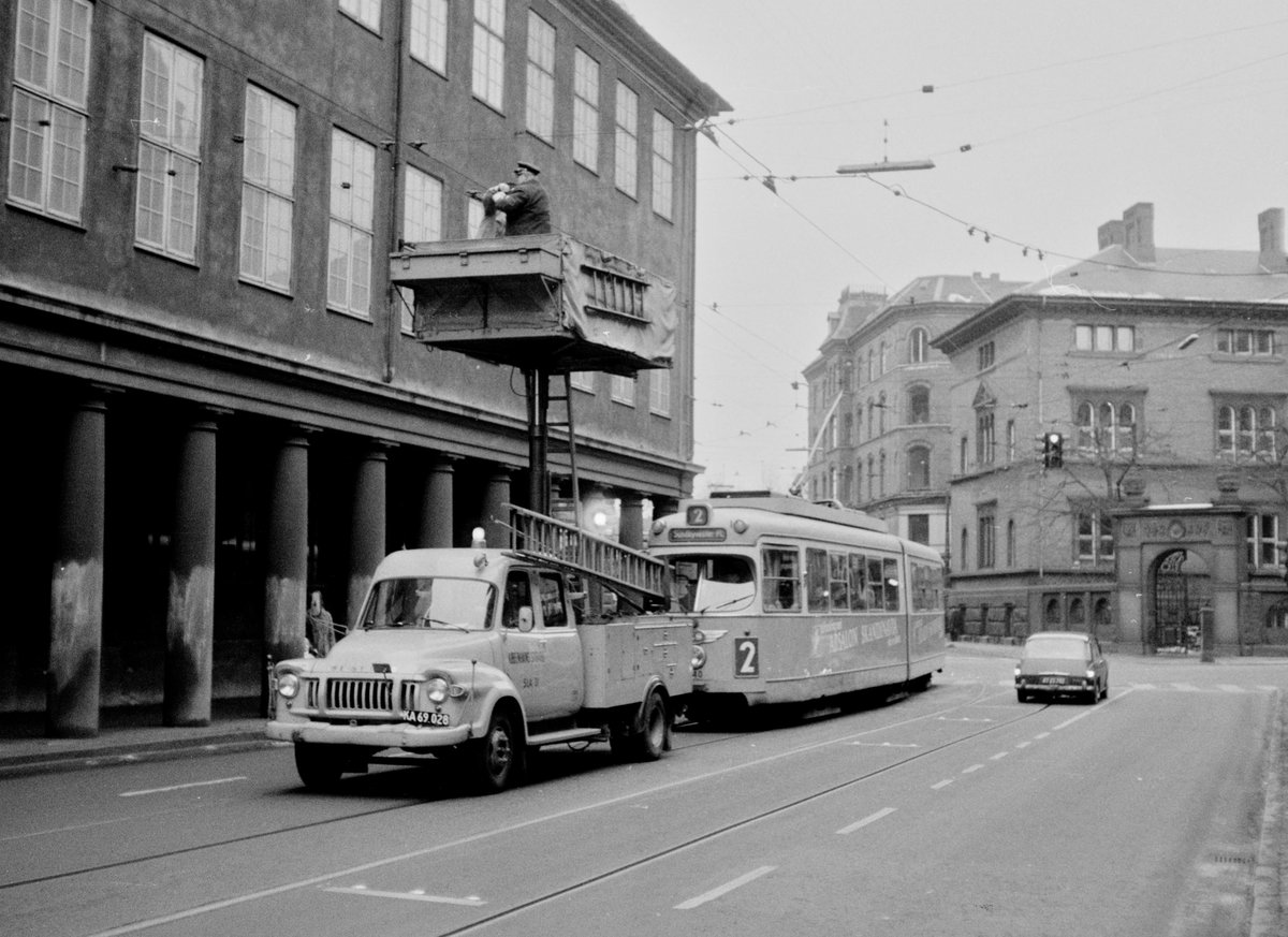 København / Kopenhagen Københavns Sporveje (KS): Das Personal eines LKW-Turmwagens führt Reparaturen oder Überprüfung der Oberleitung in der Stormgade aus. Hinter dem Turmwagen hält der DÜWAG-GT6 840 als SL 2. Datum: Februar 1969. - Scan eines S/W-Negativs. Film: Agfa L ISS.