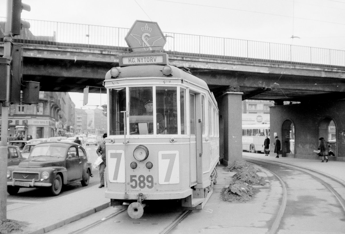 København / Kopenhagen Københavns Sporveje SL 7 (Tw 589 + Bw 15xx) København N, Nørrebro, Nørrebrogade / Lundtoftegade / Mimersgade / Nørrebro Station im Februar 1969. - Scan eines S/W-Negativs. Film: Agfa L ISS.