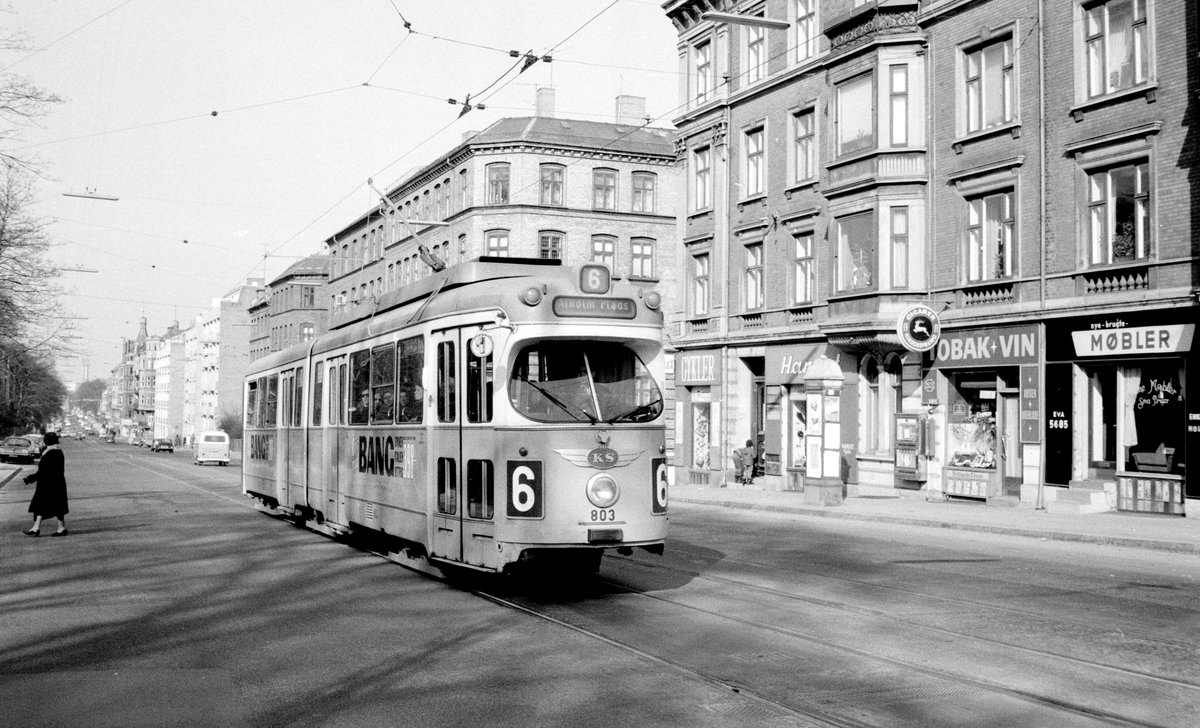 København / Kopenhagen Københavns Sporveje SL 6 (DÜWAG-GT6 803) Frederiksberg, Pile Allé / Kammasvej im März 1969. - Scan eines S/W-Negativs. Film: Agfa L ISS.