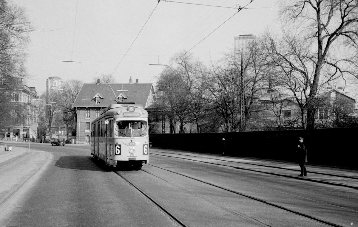 København / Kopenhagen Københavns Sporveje SL 6 (DÜWAG-GT6 801) Valby, Valby Langgade im März 1969. - Scan eines S/W-Negativs. Film: Agfa L ISS.