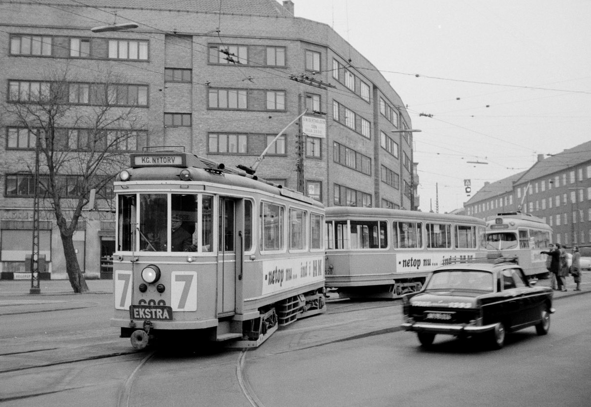 København / Kopenhagen Københavns Sporveje SL 7 (Tw 609 + Bw 1520 als E-Zug) Brønshøj, Frederikssundsvej / Brønshøj Torv im März 1969. - Scan eines S/W-Negativs. Film: Agfa L ISS.