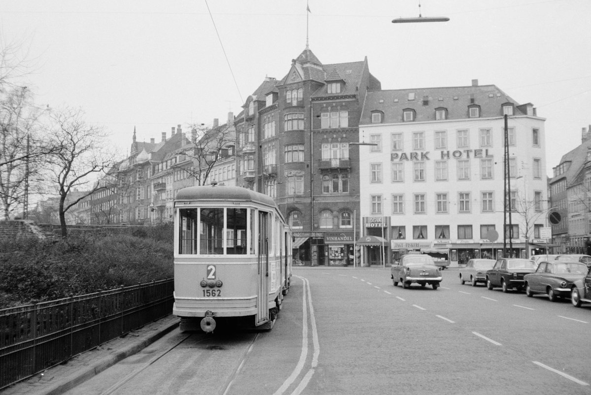 København / Kopenhagen Københavns Sporveje SL 2 (Bw 1562 + Tw 509 als E-Zug) København V, Jarmers Plads im März 1969. - Scan eines S/W-Negativs. Film: L ISS.