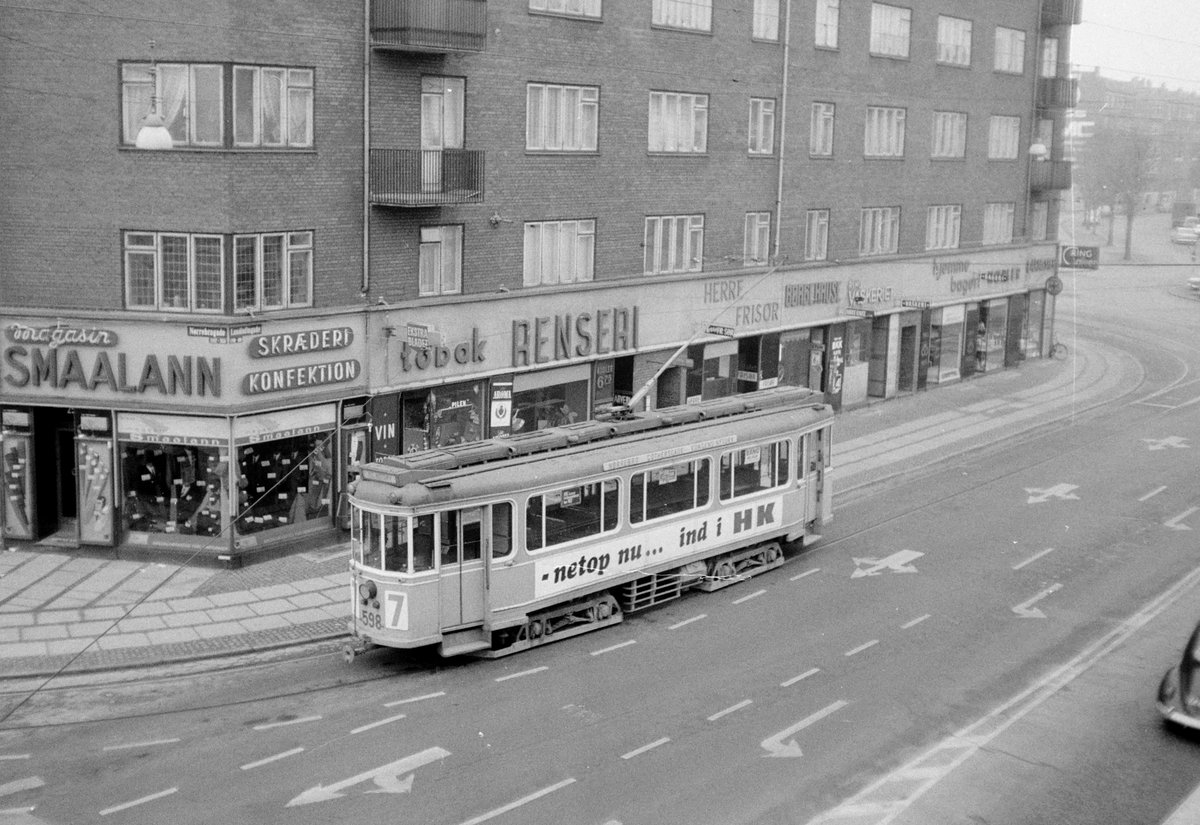København / Kopenhagen Københavns Sporveje SL 7 (Tw 598) Nørrebro, Lundtoftegade / Nørrebrogade / Nørrebro Station am 30. März 1969. - Scan eines S/W-Negativs - trotz deutlicher Kratzer im Negativ habe ich dieses Foto hochgeladen, weil das Straßenbild sich hier deutlich verändert hat. Film: Agfa L ISS.