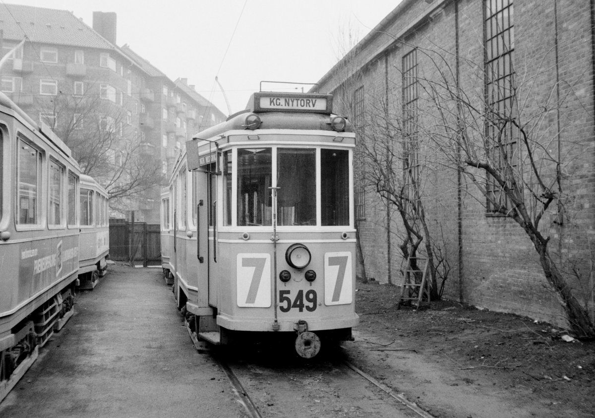 København / Kopenhagen Københavns Sporveje SL 7 (Tw 549) Nørrebro, Nørrebro Remise (: Straßenbahnbetriebsbahnhof Nørrebro) am 30. März 1969. - Scan eines S/W-Negativs. Film: Agfa L ISS.