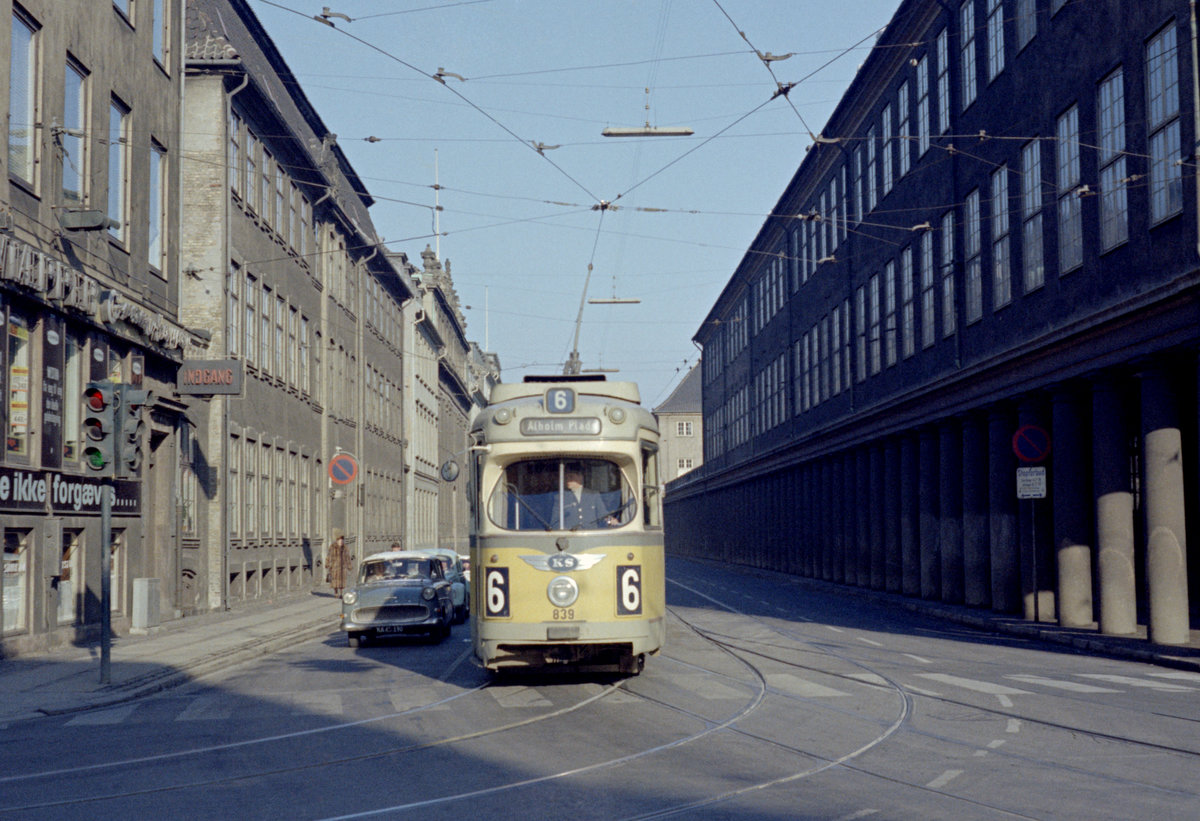 København / Kopenhagen Københavns Sporveje SL 6 (DÜWAG-GT6 839) København K, Stormgade / Vester Voldgade am 1. März 1969.- Das Gebäude rechts ist das Dänische Nationalmuseum. - Scan eines Farbnegativs. Film: Kodak Kodacolor X.