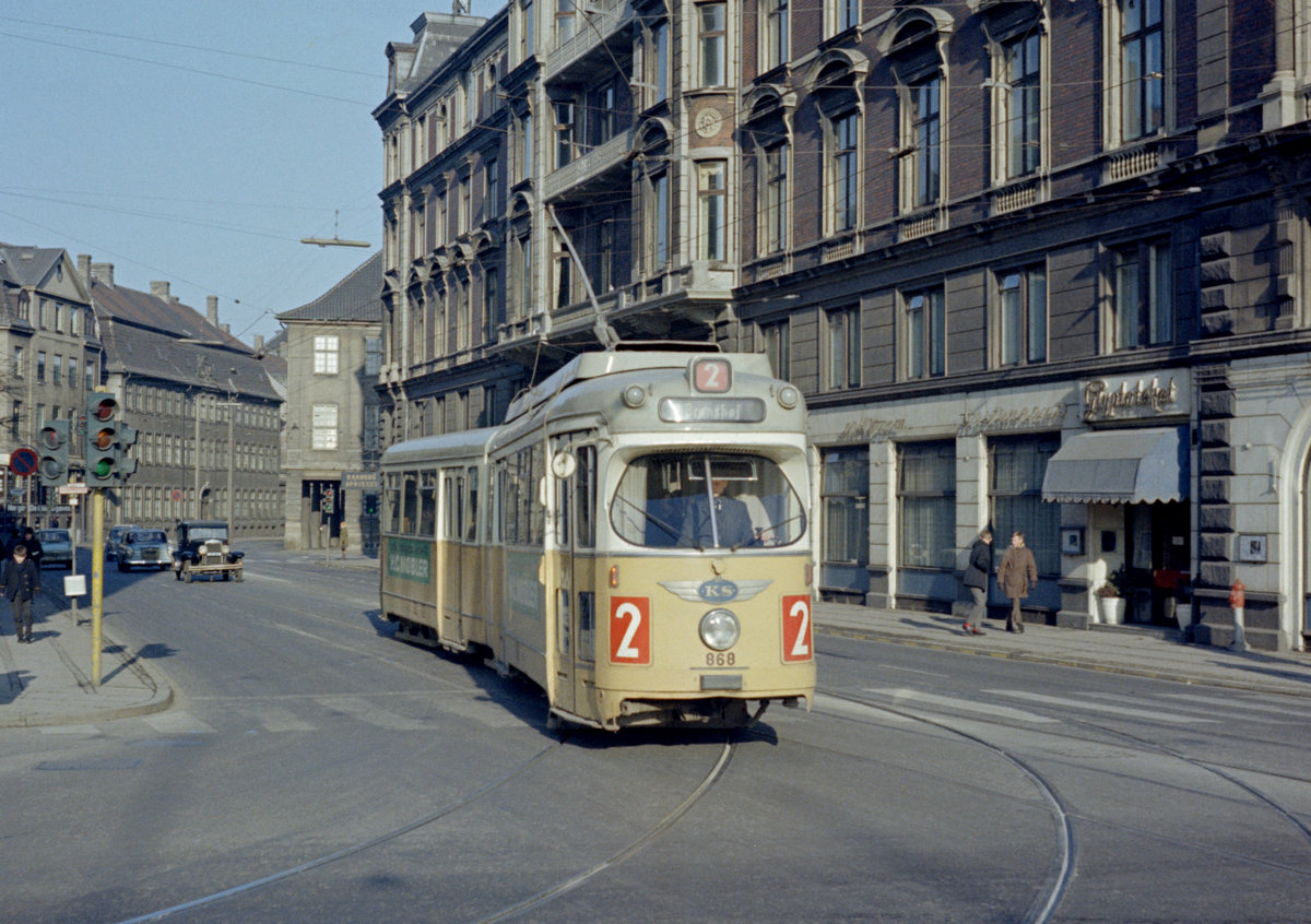 København / Kopenhagen Københavns Sporveje SL 2 (DÜWAG-GT6 868) København V, Stormgade / H.C. Andersens Boulevard am 1. März 1969. - Scan eines Farbnegativs. Film: Kodak Kodacolor X.