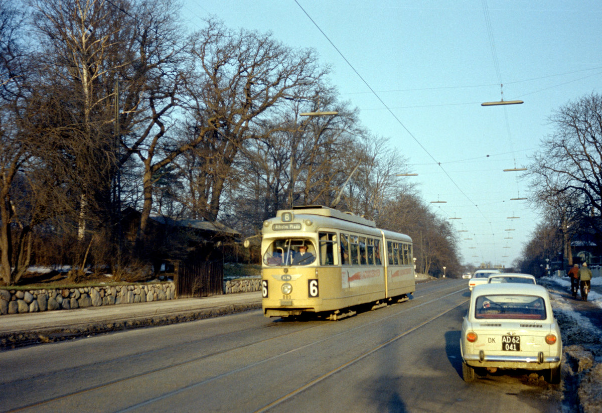 København / Kopenhagen Københavns Sporveje SL 6 (DÜWAG-GT6 880) Valby, Valby Langgade / Søndermarken am 1. März 1969. - Scan eines Farbnegativs. Film: Kodak Kodacolor X.
