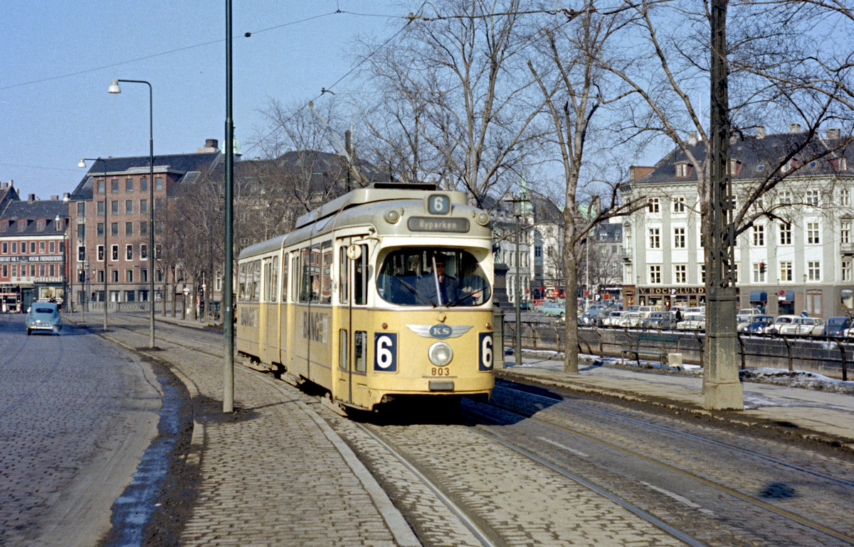 København / Kopenhagen Københavns Sporveje SL 6 (DÜWAG-GT6 803) København K, Slotsholmen, Christiansborg Slotsplads am 2. März 1969. - Scan eines Farbnegativs. Film: Kodak Kodacolor X.