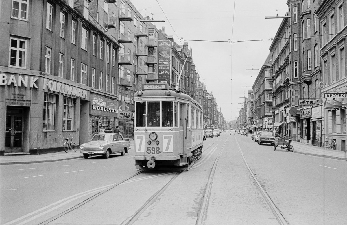 København / Kopenhagen Københavns Sporveje SL 7 (Tw 598) København N, Nørrebro, Nørrebrogade / Nørrebros Runddel / Jagtvej im April 1969. - Scan eines S/W-Negativs. Film: Ilford FP4.