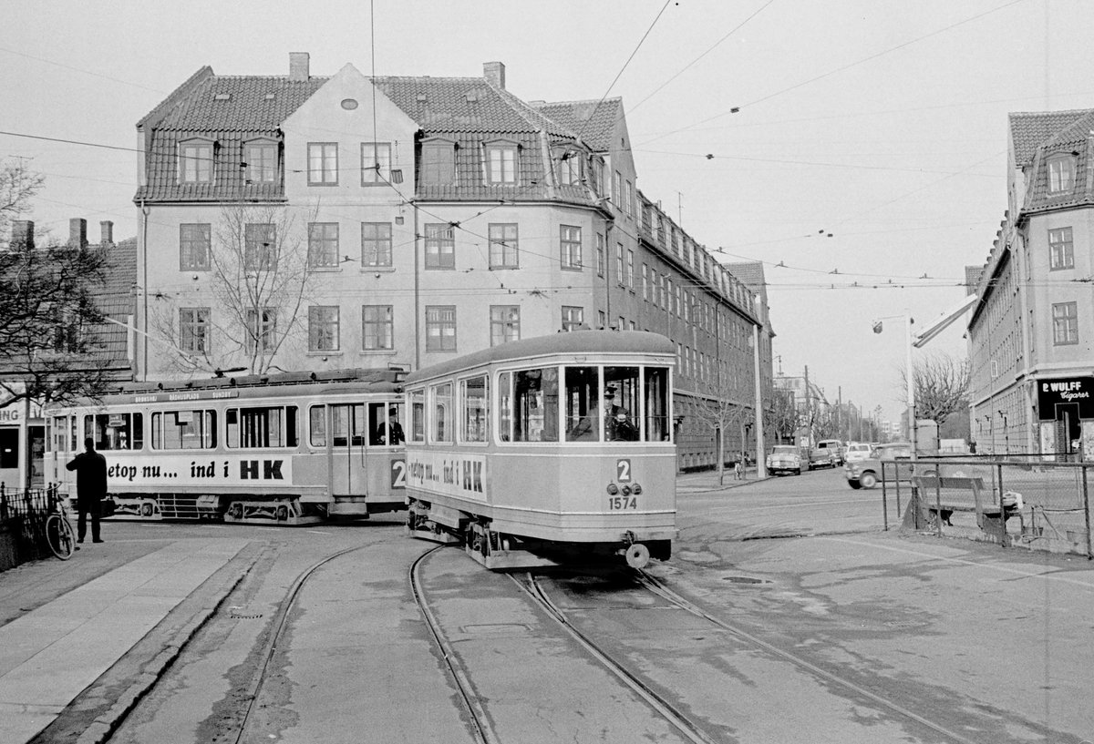 København / Kopenhagen Københavns Sporveje SL 2 im April 1969: Ein Zug bestehend aus einem Tw der Serie 501-618 und dem Bw 1574 zieht rückwärts in den Straßenbahnbetriebsbahnhof Sundby ein. Der Tw befindet sich noch in der Amagerbrogade. - Scan eines S/W-Negativs. Film: Ilford FP4.