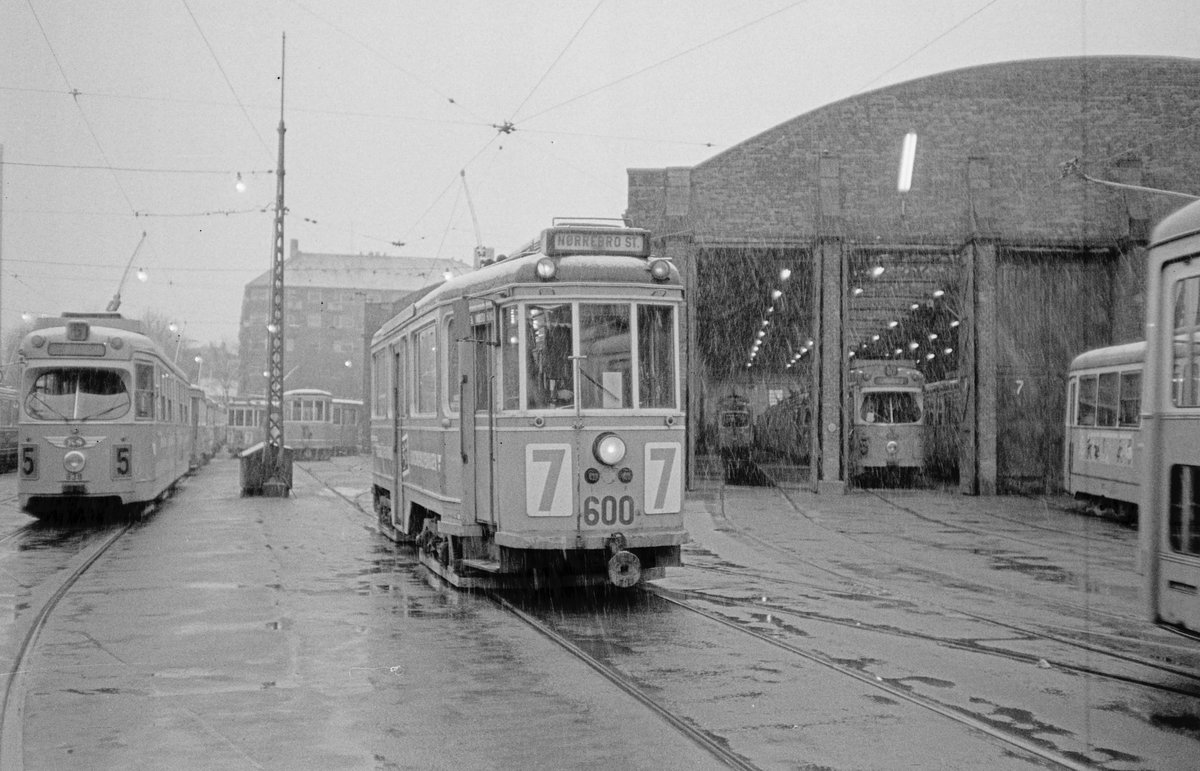 København / Kopenhagen Københavns Sporveje SL 7 (Tw 600) København N, Nørrebro, Straßenbahnbetriebsbahnhof Nørrebro im April 1969 (an einem Tag mit Schneeregen). - Scan eines S/W-Negativs. Film: Ilford FP4.