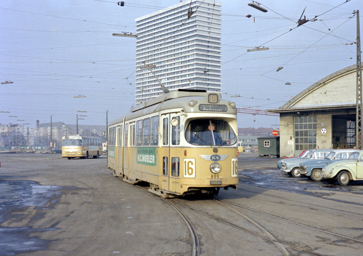 København / Kopenhagen Københavns Sporveje SL 16: Am 4. März 1969 verlässt der GT6 886 den Betriebshof Valby. - Scan eines Farbnegativs. Film: Kodak Kodacolor X.