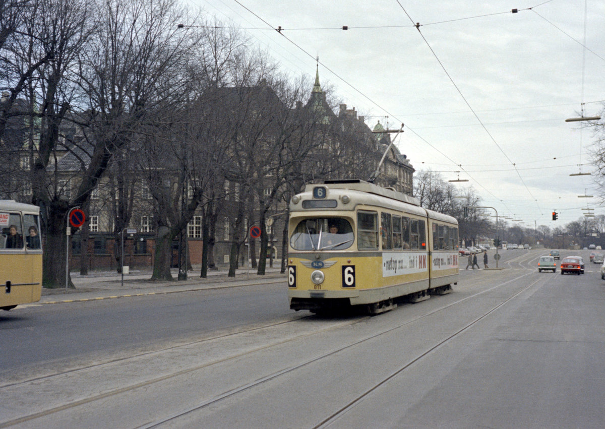 København / Kopenhagen Københavns Sporveje SL 6 (DÜWAG-GT6 811) København Ø, Østerbro, Dag Hammarskjölds Allé am 9. März 1969. - Scan eines Farbnegativs. Film: Kodak Kodacolor X.