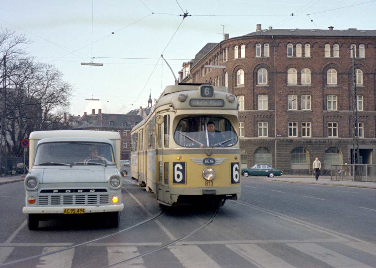 København / Kopenhagen Københavns Sporveje SL 6 (DÜWAG-GT6 813) København K, Stadtzentrum, Børsbroen (: die Börsenbrücke) am 10. März 1969. - Scan eines Farbnegativs. Film: Kodak Kodacolor X.